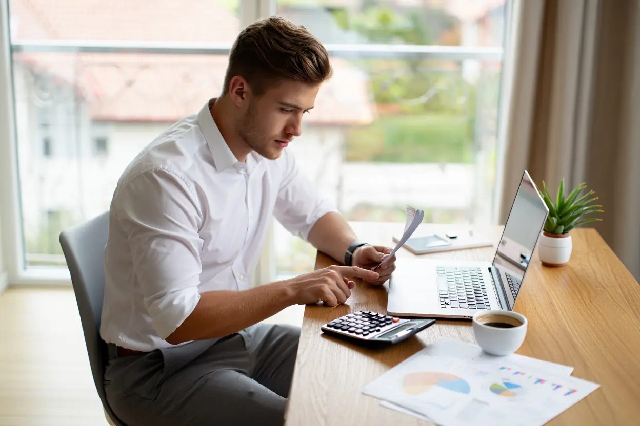 Jeune actif planifiant sa retraite